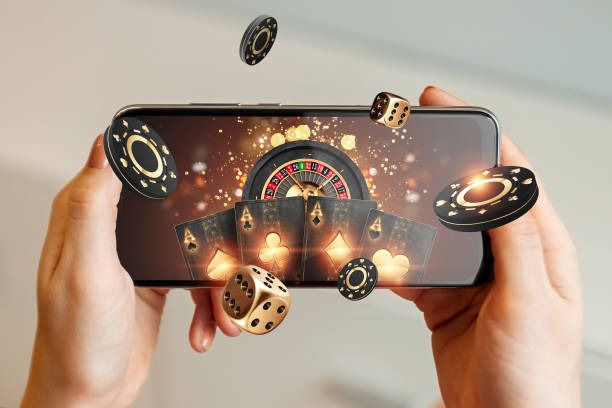 Community cards revealed in AduQ round