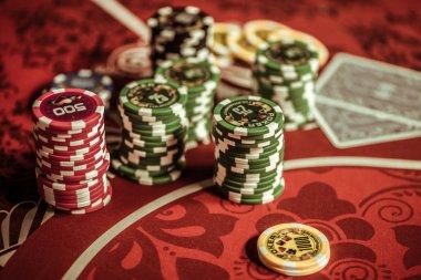 Multi-camera Ceme Online table showing dealer and players